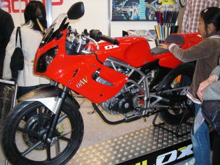 SS−イシイ OXレーシングの おそらくCBR125のエンジンをオリジナル車体に組込んだ市販予定のコンプリートマシン 01Wです。